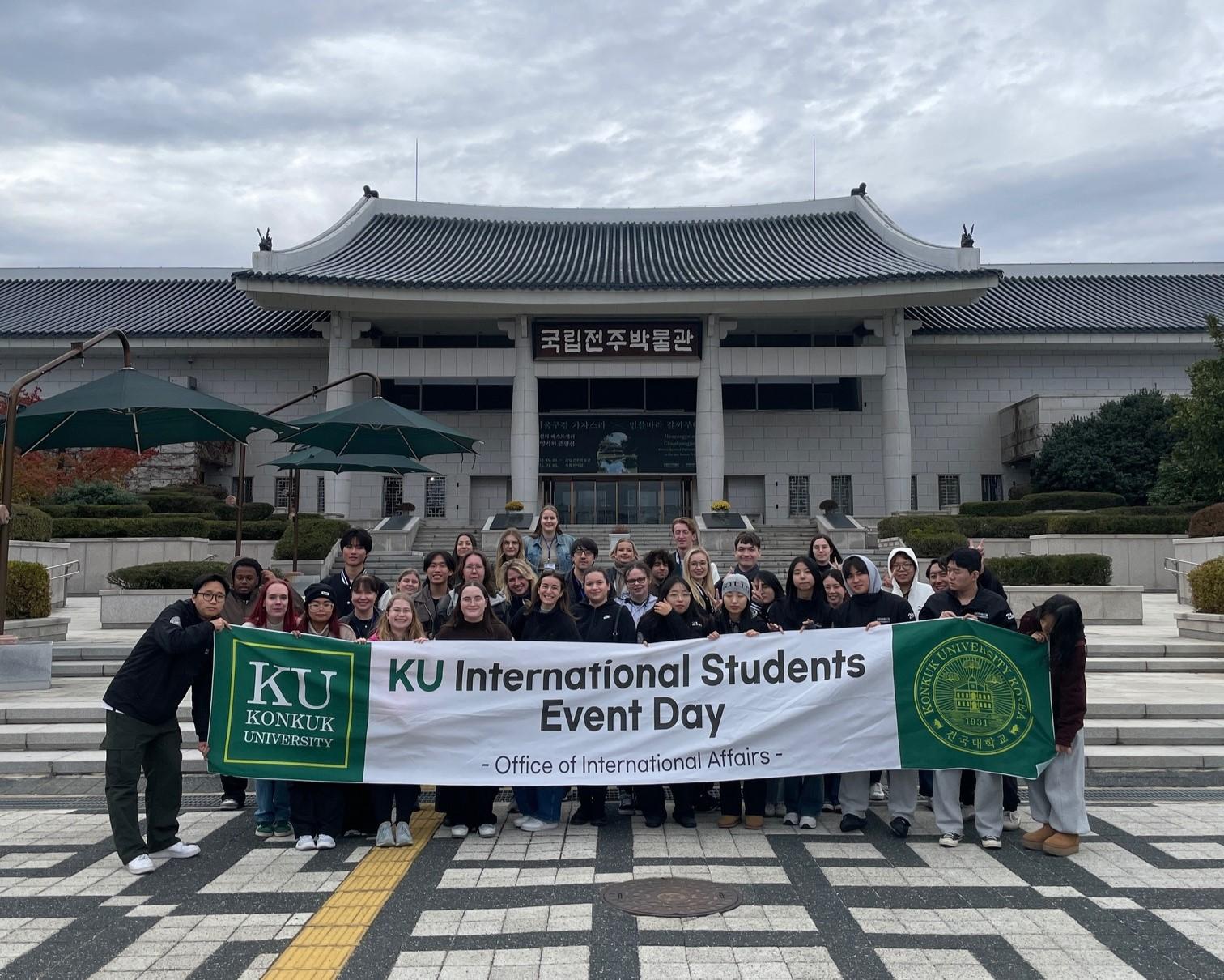 International Exchange Students Experience Korean Traditions in Jeonju 첨부 이미지